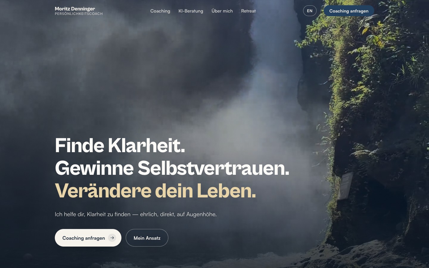 Startseite von moritzdenninger.com: dunkler Hero mit Wasserfall-Foto und der Headline 'Finde Klarheit. Gewinne Selbstvertrauen. Verändere dein Leben.'